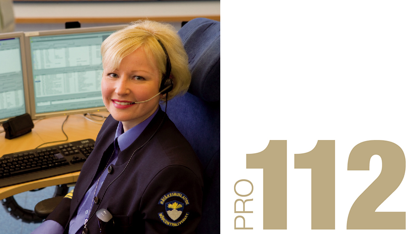 Hätäkeskuspäivystäjä Anne Mäkinen työpöytänsä ääressä virkavaatteet päällä.