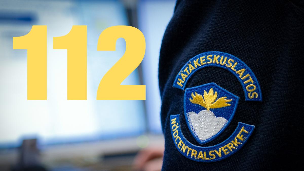 Numerot 112 keltaisella ja vieresasä Hätäkeskuslaitoksen hihamerkki.