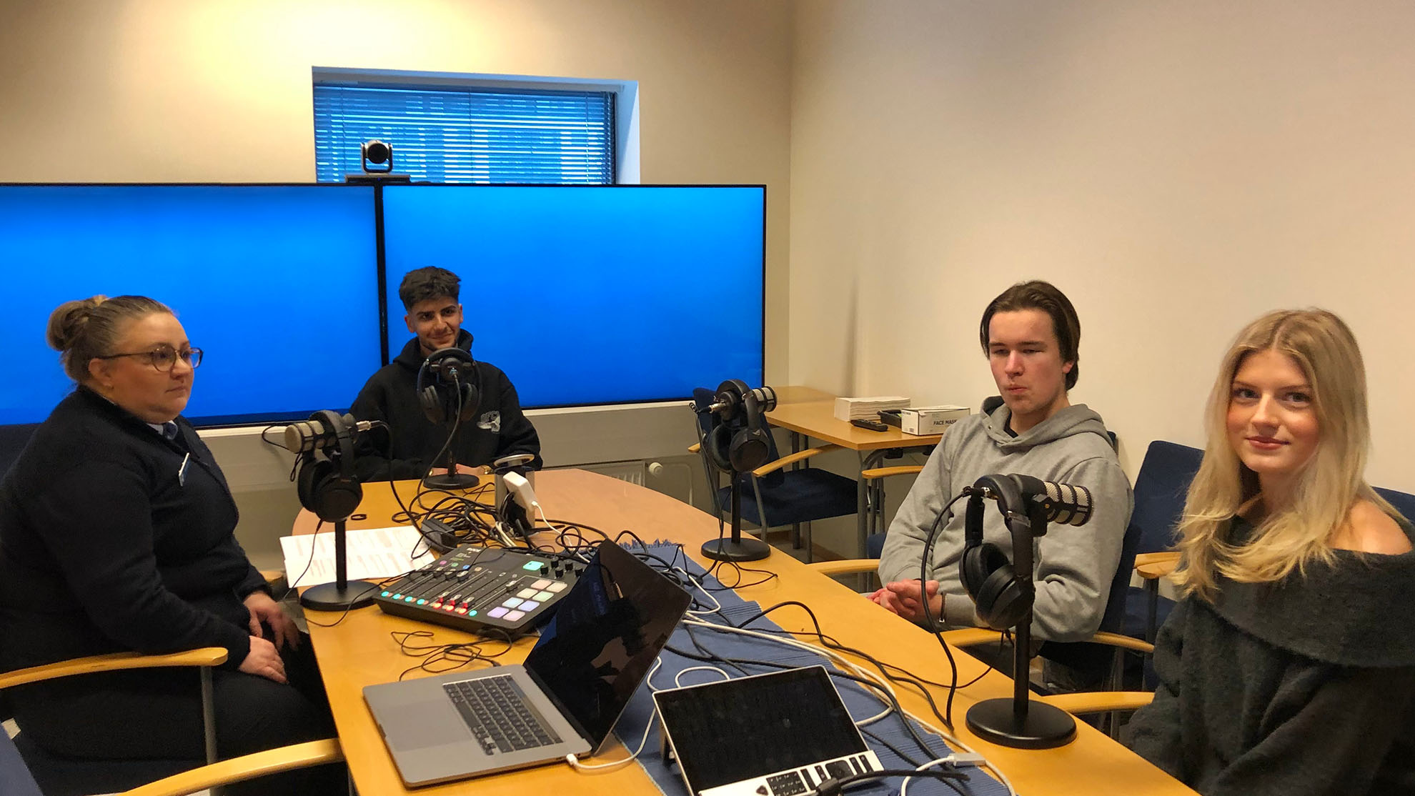 Olli, Dahfed ja Elvira- podcast-studiossa Niinan kanssa.