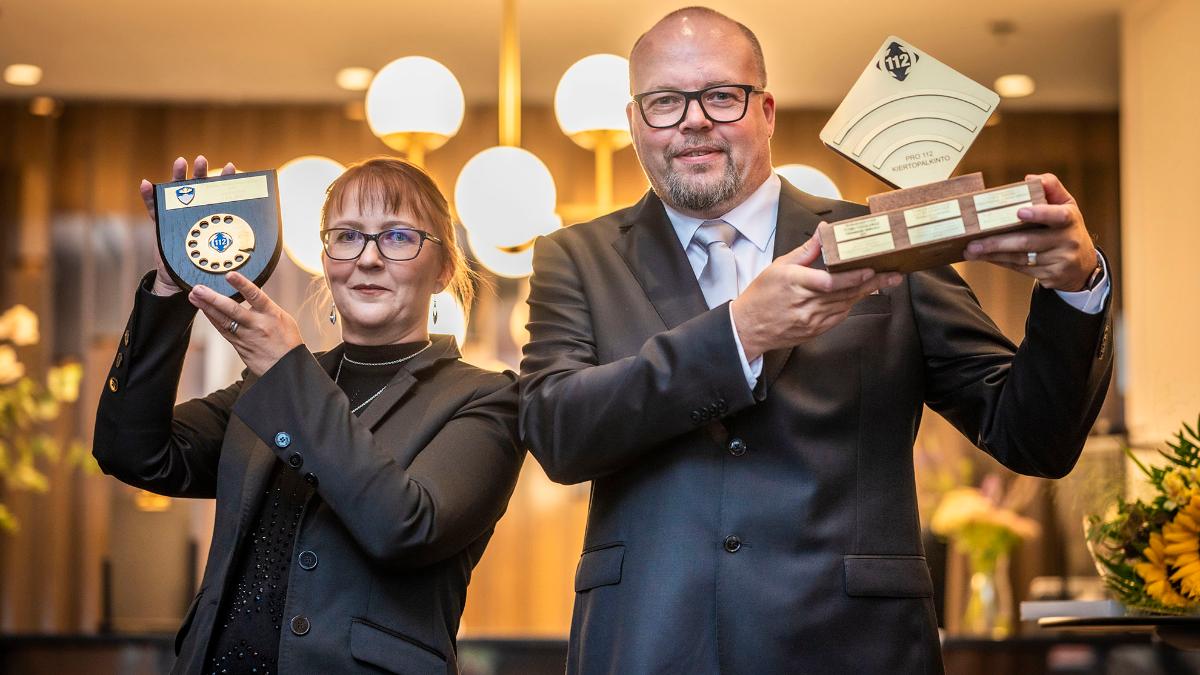 Årets nödcentraloperatör Tiina Mitts ch PRO 112-prisbelönad Mika Lamu.