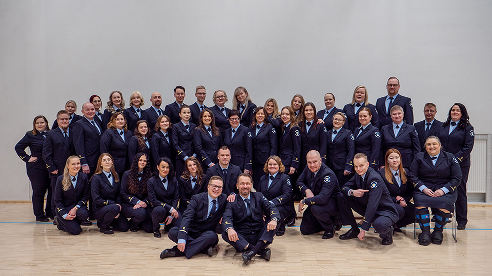 Ett gruppfoto av de som har tagit examen från nödcentralsoperatörskurserna 38 och 39.