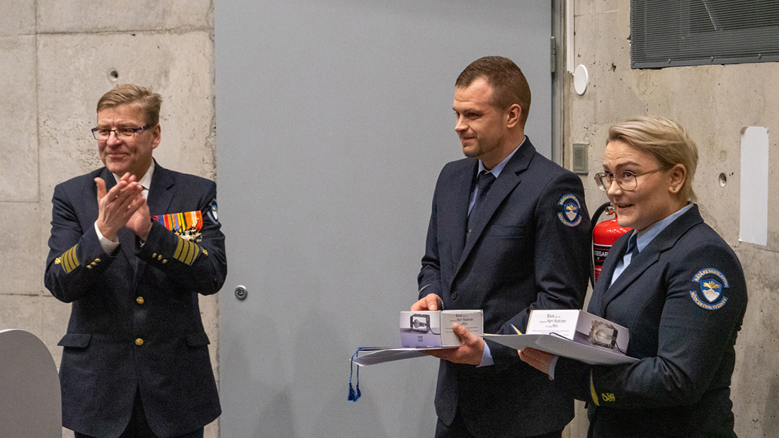 Hätäkeskuslaitoksen johtaja Taito Vainio onnittelee stipendien saajia Pauli Mannista ja Veena Särkistä.