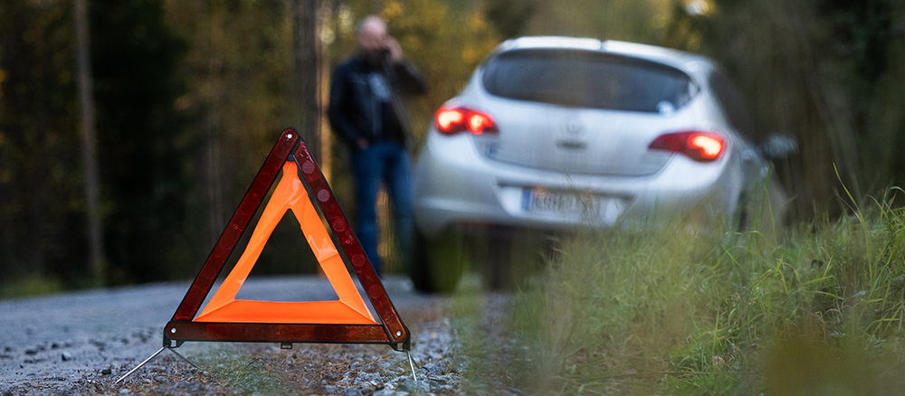 Auto tien laidassa varoituskolmiolla.